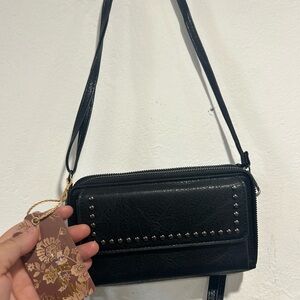 NWT Sam & Hadley woman crossed body purse, color black.